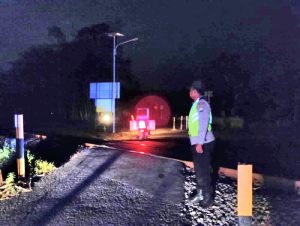 Patroli Rutin Malam, Polsek Klakah Pantau Situasi Perlintasan Rel Kereta Api Tanpa Palang Pintu