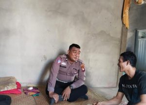 Anggota Pospol Simpang 4 Kayu Lapis Jalin Silaturahmi dan Sampaikan Pesan Kamtibmas di Dusun Entada