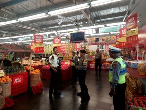 Cegah Potensi Kejahatan Di Pertokoan, Polsek Karangpilang Patroli Ke Supermarket Kawasan Kemlaten Surabaya