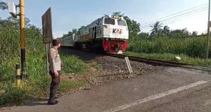 Cegah Kecelakaan, Polisi Pantau Perlintasan Kereta Tanpa Palang Pintu di Ranuyoso