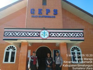 Polsek Sidamanik Tingkatkan Keamanan di Gereja GKPS Sarimatondang Selama Ibadah Minggu
