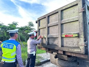 Kasat Lantas Polres Siak Himbau Pengendara untuk Tetap Waspada dengan Pemasangan Sticker Scotlight di Truk Angkutan Barang