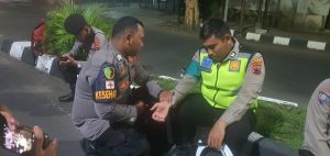 Si Dokkes Polres Pekalongan Kota Melaksanakan Yankesling Saat Pengamanan Pertandingan Sepakbola Liga 3 Nasional