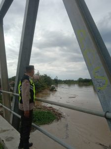 Antisipasi Banjir, Personil Polsek Muara Kuang Cek Debit Air Sungai Ogan