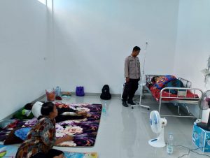Bentuk Perhatian ke warga Binaanya Babinkamtibas mengunjungi warganya yang sakit