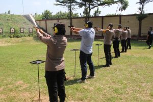 Polres Kediri Kota Gelar Latihan Menembak untuk Tingkatkan Kemampuan Anggota