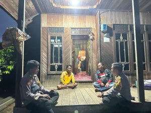 Ciptakan Kamtibmas, Kapolsek Permata Intan Patroli Malam Sambangi Warga Desa