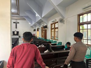 Personel Polres Majene Berjaga di Sekitar Gereja, Memastikan Keamanan Perayaan Kenaikan Isa Almasih