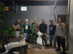 Hadir ditengah masyarakat, Bhabinkamtibmas Desa Simbang Wetan bantu evakuasi sarang tawon