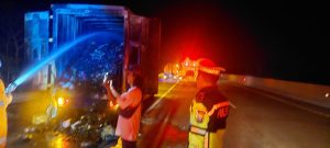 Truk Pengangkut Paket Si Cepat Terbakar di Tol Magetan, Petugas Tanggap Padamkan Api
