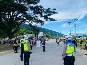 Personel Polres Teluk Wondama Pengamanan Lomba Lari 10 Km Peringatan Hari Pattimura Ke-207 Tahun