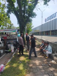 Bhabinkamtibmas Aiptu Nasriadi Berikan Imbauan Kamtibmas kepada Tukang Parkir di Suzuya Stasiun Padang