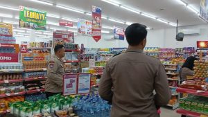 Polsek Ngadiluwih Patroli Sambang Obyek Vital di Minimarket 