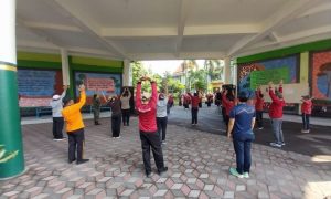 Bhabinkamtibmas Banjaran Pantau Senam Sehat dan Pentas Seni di MAN 2 Kota Kediri