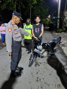 Patroli Malam, Polsek Pancur Batu Polisi Berikan Himbauan Kepada Para Remaja