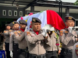 Kegiatan Upacara Pemakaman Personel Polres Mahulu Bripka Asriansyah
