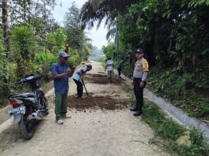 Sinergitas Polisi dan Masyarakat dalam Gotong Royong Bersihkan Desa Sidorejo
