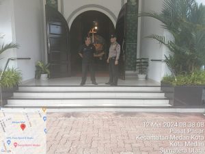 Personel Polsek Medan Kota melakukan pengamanan ibadah di Gereja GMI Gloria Jl. MT.Haryono