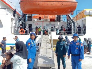 Personil Satpolair Polres Polman Monitoring Penumpang KM Sabuk Nusantara