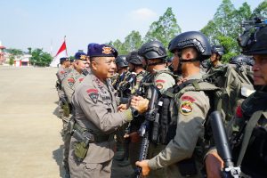 Satgaspam Amole, Wadankorbrimob Pimpin Upacara Penutupan Latpraops dan Pemberangkatan Pasukan BKO Polda Papua