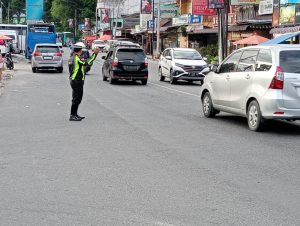 Polsek Parapat Berhasil Antisipasi Kemacetan Saat Long Weekend di Jalur Wisata Kota Parapat