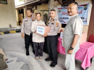 Minggu Kasih Polresta Pekanbaru Bersama Polsek Binawidya, Berikan Sembako Kepada Warga