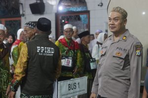 Polres Kotabaru Hadir; Keberangkatan Jemaah Haji Kloter 13Kab. Kotabaru Aman Lancar