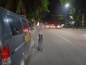 Patroli Malam Personil Polsek Medan Barat bantu/layani masyarakat humanis mobile ke pemukiman dan jalan raya Antisipasi Tawuran, 3C, Balap-Liar, dan Kejahatan Jalanan di Wilkumnya