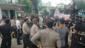 Personel Polsek Medan Baru Pengamanan Unras di Kantor Pengadilan Negeri Medan