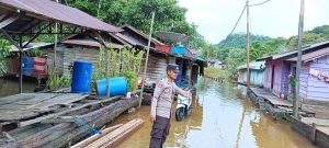 Antisipasi Banjir, Polsek Permata Intan Tinjau Ketinggian Air Sungai Barito