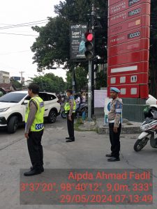 Personil Polsek Medan Barat gelar Strong point/Gatur lalin pagi membantu masyarakat pencegahan kemacetan berkendaraan di jalanan