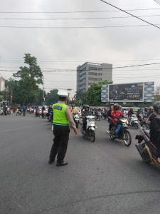 Personil Polsek Medan Barat gelar Strong point/Gatur lalin sore melayani masyarakat pencegahan kemacetan berkendaraan di jalanan