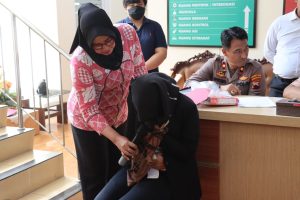 Pemandu Karaoke Ditangkap Karena Meninggalkan Bayi Baru Lahir di Ember, Tambra Semarang*
