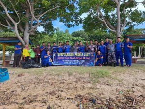 Sinergitas TNI-Polri bersama Masyarakat Sapu Bersih Sampah Pantai Batu Rakit