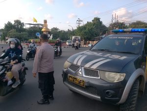 Personel Polsek Indramayu Gelar Patroli Sambang, Sampaikan Pesan Kamtibmas