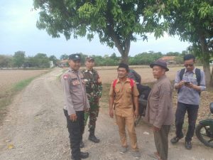 TNI dan Polri Bersinergi Dalam Patroli Bersama di Desa Legok, Lohbener