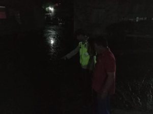 Polsek Cempaka Monitoring Debit Air Sungai Komering di Kec. Semendawai Barat