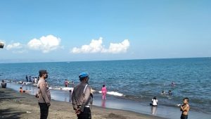 Polsek Labuapi Gelar Patroli, Jaga Keamanan dan Kenyamanan Pengunjung Pantai Kuranji Bangsal