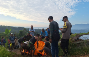 Polsek Cisarua Polres Sumedang Tangani Temuan Mayat di Desa Cimara