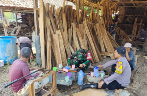 Bhabinkamtibmas Polsek Conggeang Polres Sumedang Berkolaborasi dengan Babinsa Desa Karanglayung Sambangi Warga