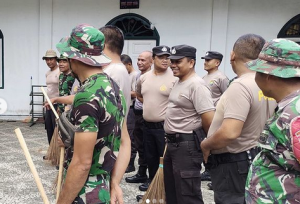 TNI-Polri Bersinergi Jaga Kamtibmas dan Pupuk Toleransi Lewat Aksi Bersih-Bersih Masjid Raya Lama Silayang-Layang