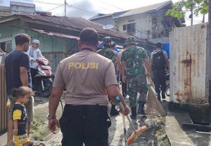 TNI-Polri Bersinergi Bersihkan Pekarangan Warga di Padangsidimpuan