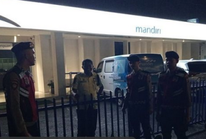 Patroli Sat Samapta Polres Padangsidimpuan Jaga Keamanan Bank dan Ingatkan Nasabah Waspada