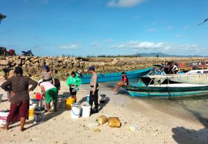Satuan Polairud Sosialisasikan Kamtibmas Perairan Kepada Warga di Dermaga Penyeberangan Ferry Tiakur
