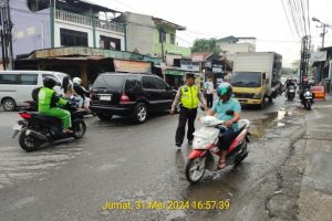 Personil Polsek Medan Barat gelar Strong point/Gatur lalin sore melayani masyarakat mengantisipasi kemacetan berkendaraan di jalanan