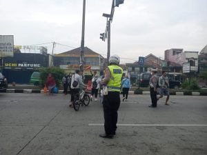Unit Lantas Polsek Rancaekek pengaturan lalulintas dan bantu warga penyebrangan jalan di simpang tiga dangdeur