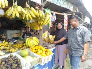 Pastikan Stok Sembako Aman, Anggota Intelkam Polsek Cileunyi Monitoring Ke Para Pedagang di Pasar Sehat Cileunyi