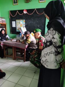 Babinsa dan Bhabinkamtibmas Bersinergi Sampaikan Penyuluhan Bulying terhadap Murid SD