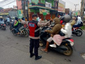 Unit Samapta Polsek Solokan Jeruk Polresta Bandung lakukan pengaturan lalu lintas Di daerah rawan macet di daerah se-kec. Solokanjeruk