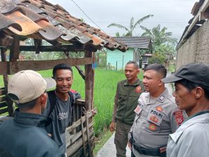 Kunjungi Warga Di Desa Binaan, Bhabinkamtibmas Polsek Cimaung Sampaikan Pesan Kamtibmas